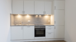 Eine weiße Küche mit Ofen