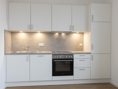 Eine weiße Küche mit Ofen