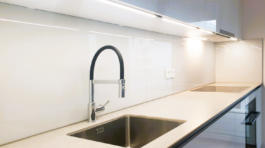 Weiße Küche mit Waschbecken