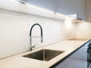 Weiße Küche mit Waschbecken