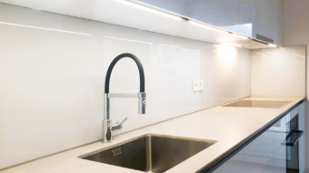 Weiße Küche mit Waschbecken