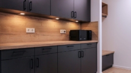 Schwarze Holzküche mit Microwelle