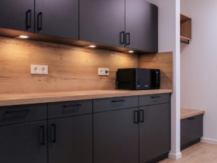 Schwarze Holzküche mit Microwelle