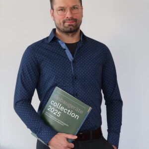 Thomas Weder mit einem Buch in der Hand