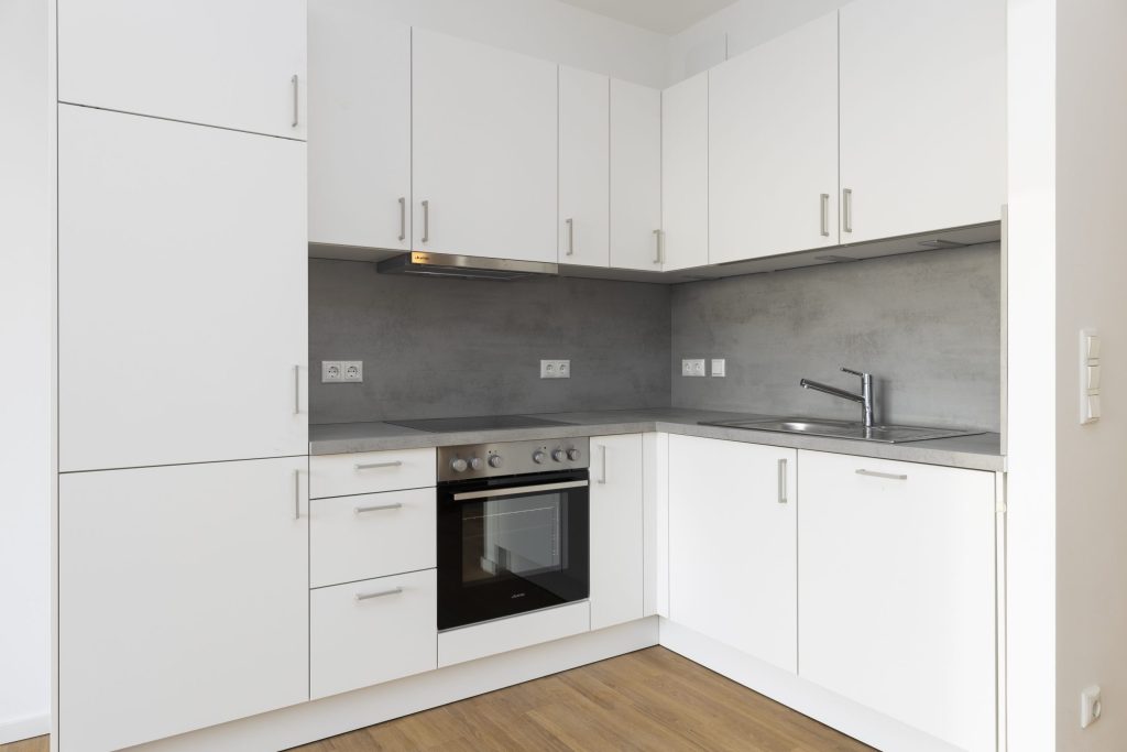 Weiße Küche mit Ofen – Berlin-Köpenick – Marienufer