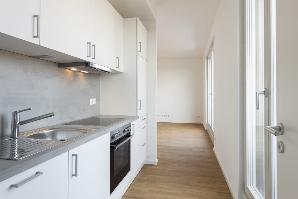 Weiße Küche mit Ofen – Berlin-Köpenick – Marienufer