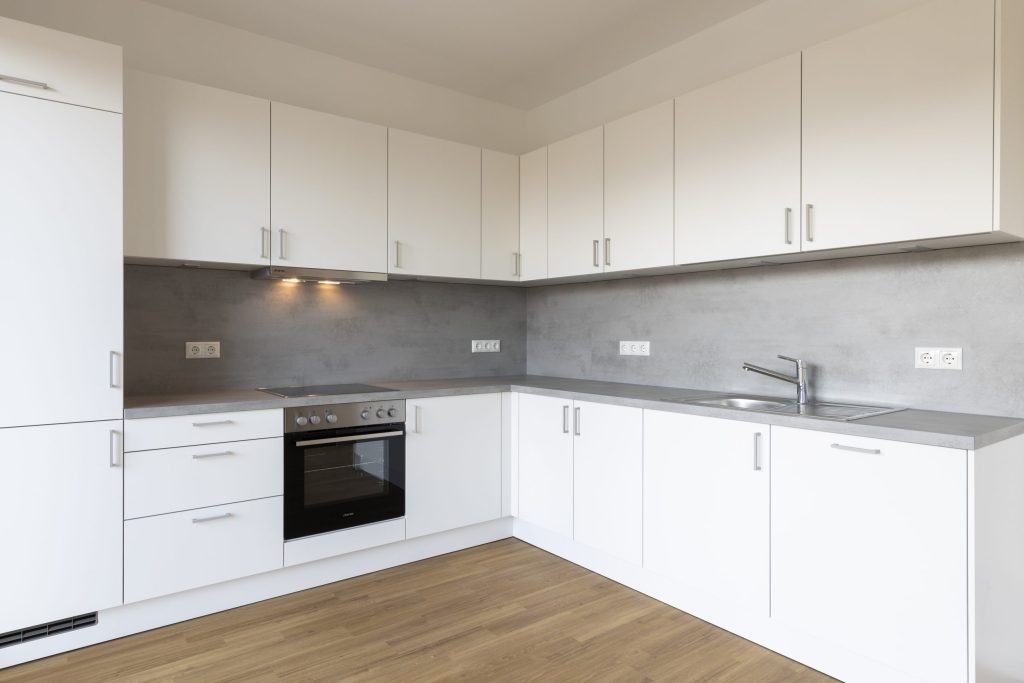 Weiße Küche mit Ofen – Berlin-Köpenick – Marienufer