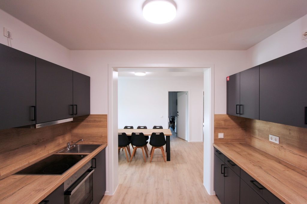Dark kitchenette with a dining area – Sengenthal – Employee Apartments