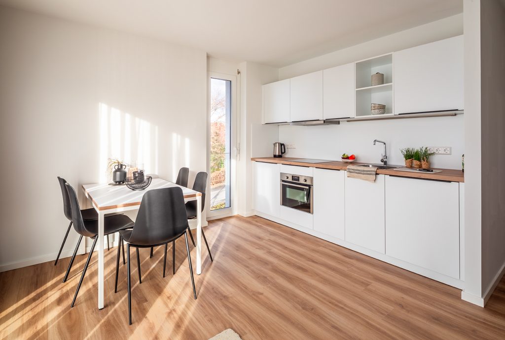 Weiße Küchenzeile mit Esstisch am Fenster – Tübingen – Studentenapartments TÜ3