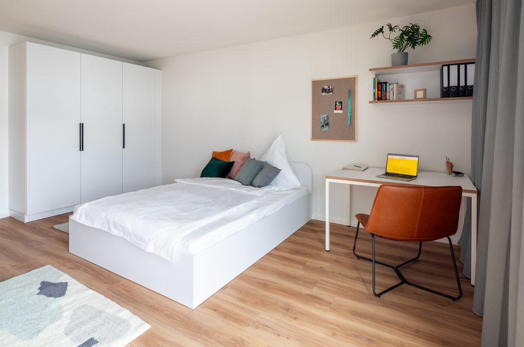 Studentenapartment mit Bett und Schreibtisch – Tübingen – Studentenapartments TÜ3