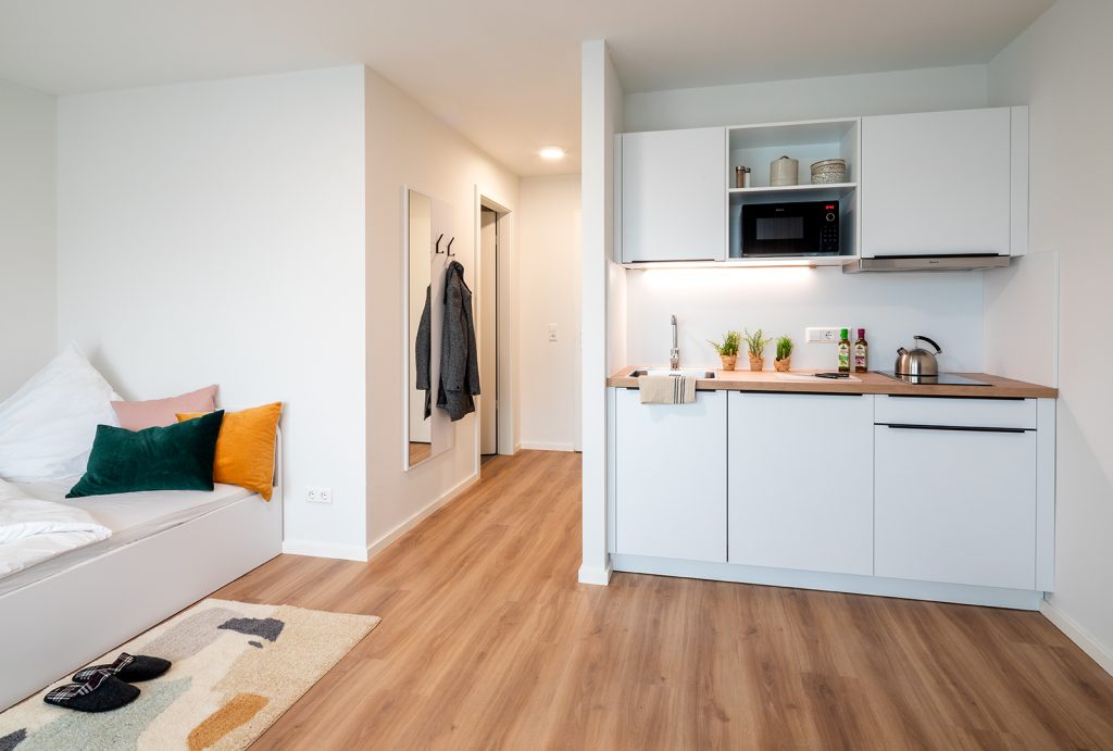 Studentenapartment mit Küchenzeile und Bett – Tübingen – Studentenapartments TÜ3