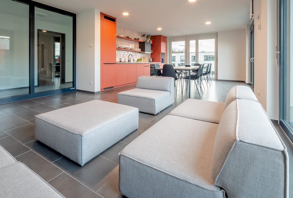 Gemeinschaftsraum mit Sofas und offener Küche – Tübingen – Studentenapartments TÜ3