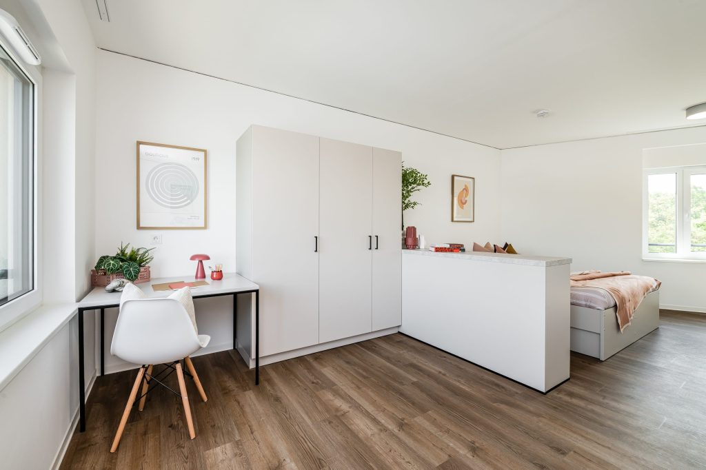 Apartment mit Bett und Küchenzeile – Berlin – STUDYO Ontarioseestraße