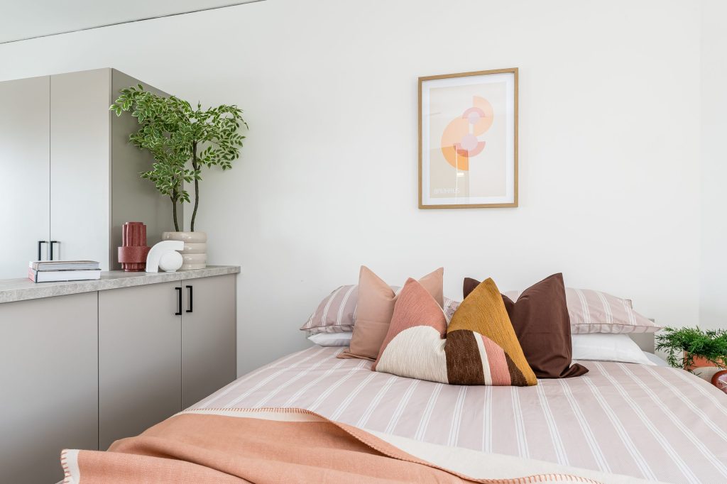 Schlafbereich mit Küchenzeile – Berlin – STUDYO Ontarioseestraße