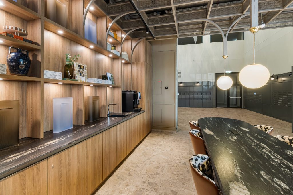 Communal kitchen with a bar area – Vienna – Momento by Greystar