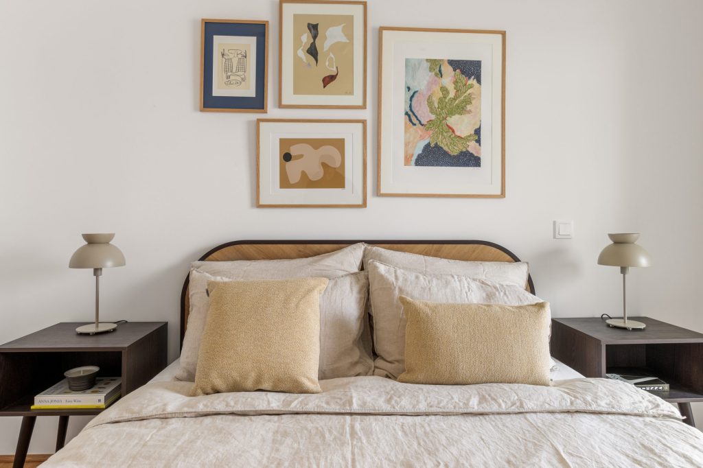 Bedroom with a double bed – Vienna – Momento by Greystar