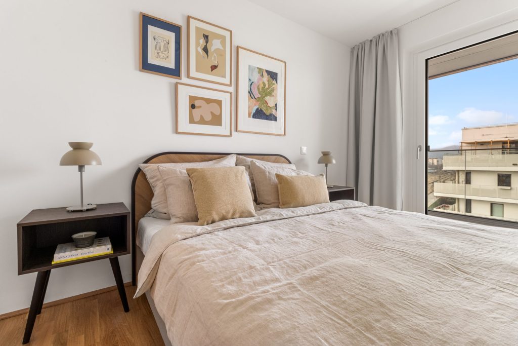 Bedroom with a double bed – Vienna – Momento by Greystar
