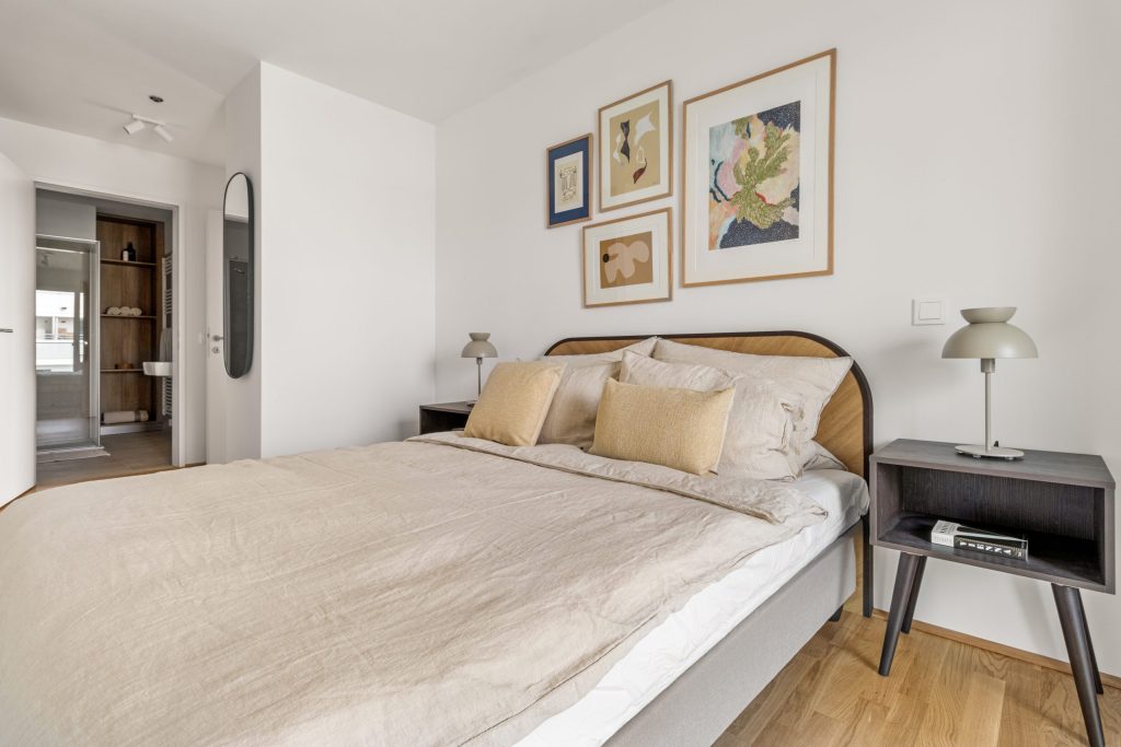 Schlafzimmer mit Doppelbett – Wien – Momento by Greystar