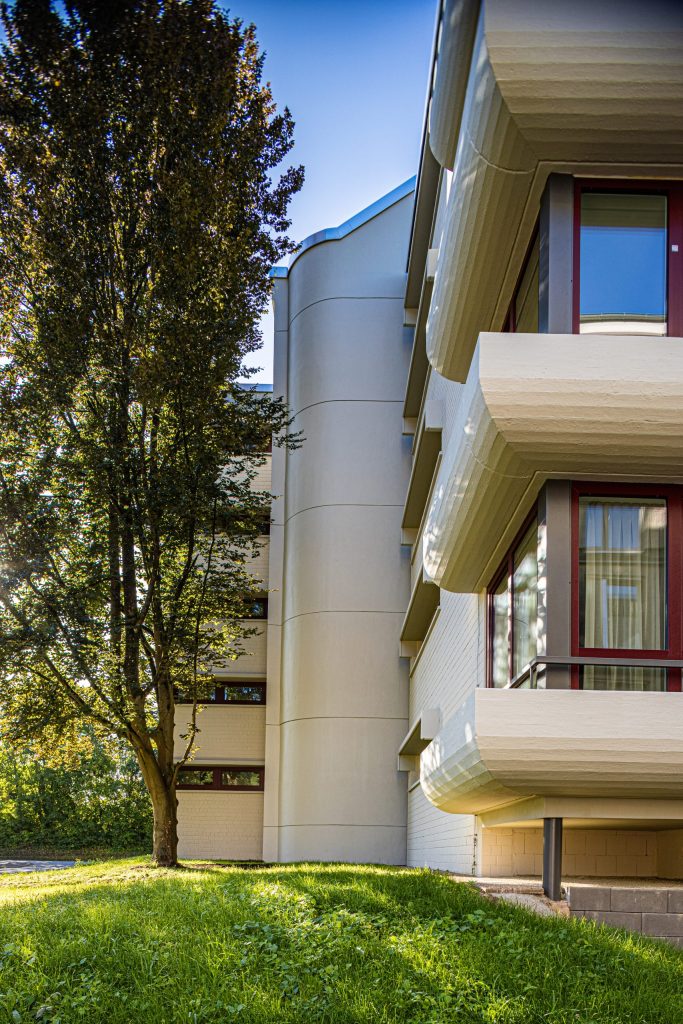 Fassade mit Balkonen – Trier – Tiny Liesbeth