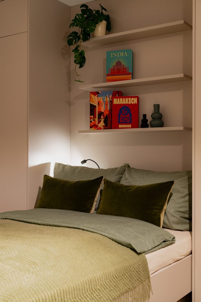 Bett mit Einbauregal – Frankfurt am Main – Apartments