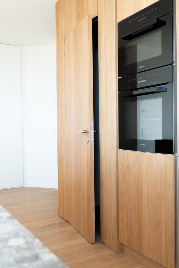 Built-in appliances in a tall cabinet – Munich – Meiller Gärten