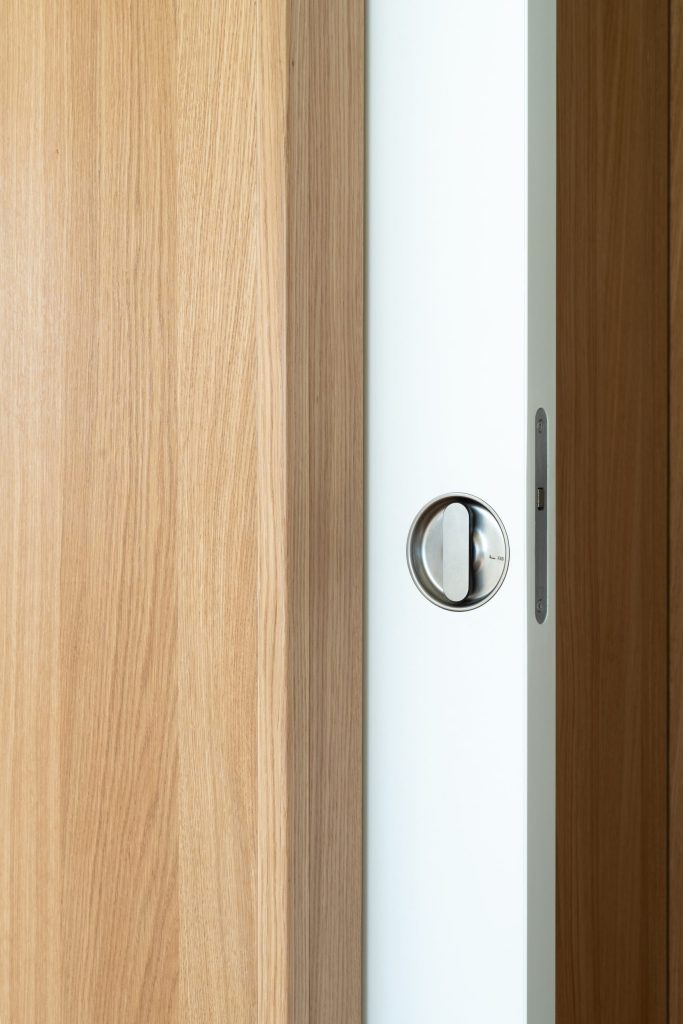 Wooden cabinet fronts and handle details – Munich – Meiller Gärten