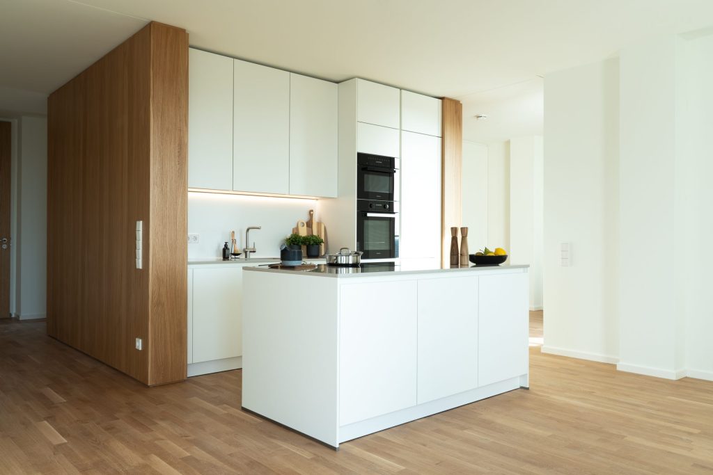 Kitchen island and tall cabinets – Munich – Meiller Gärten