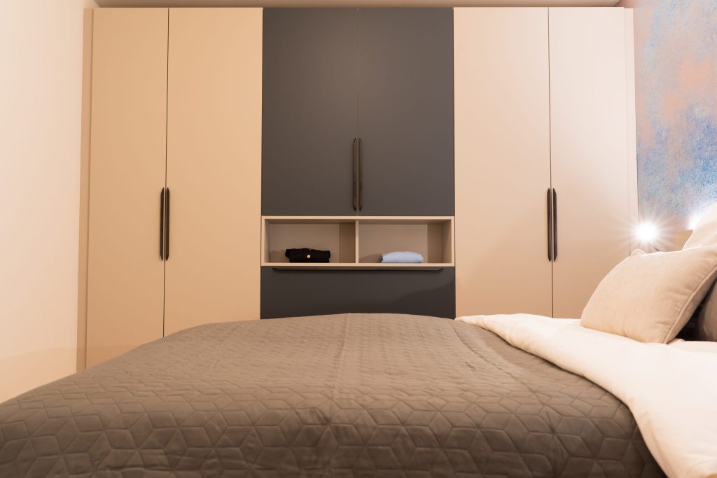 Bed with built-in wardrobes – Holzkirchen – Hoki Living