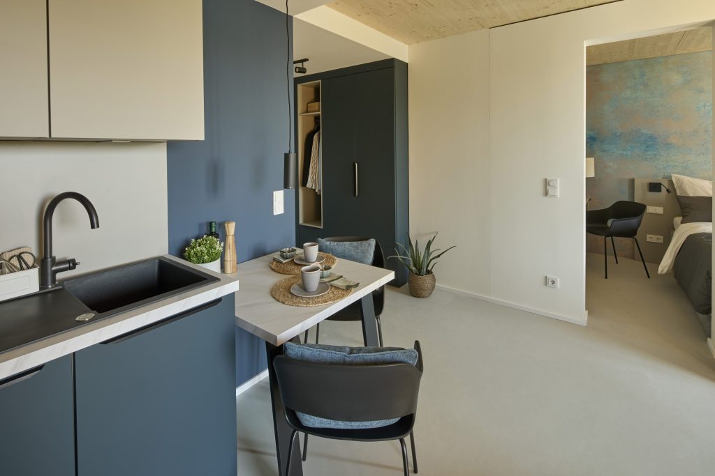 Kitchenette with a dining space – Holzkirchen – Hoki Living