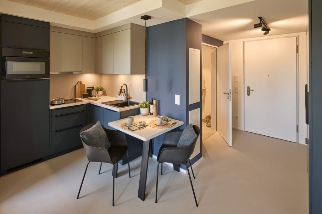 Kitchenette with a dining space – Holzkirchen – Hoki Living