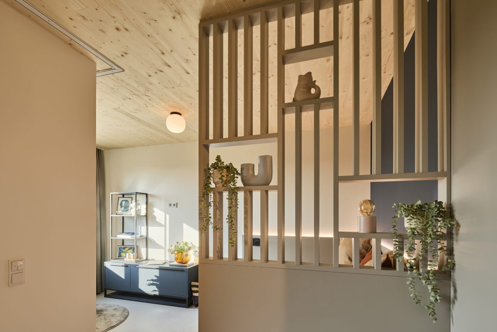 Room divider with shelving – Holzkirchen – Hoki Living