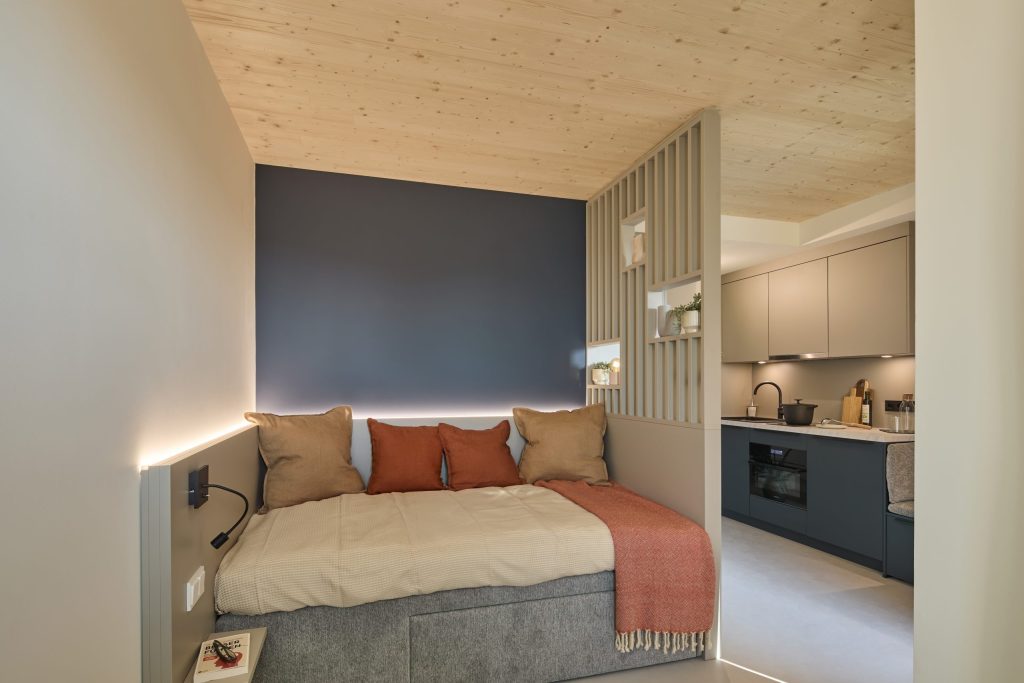 Sleeping area with a kitchenette – Holzkirchen – Hoki Living