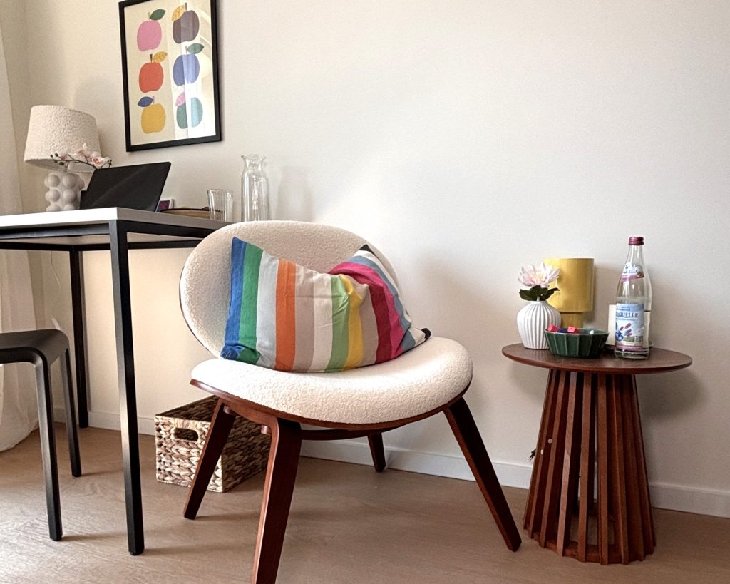 Sitzbereich und Arbeitsplatz – Augsburg – Apartments
