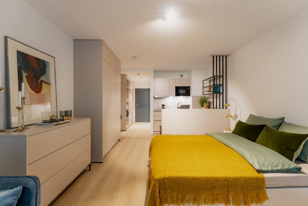 Bett und Küchenzeile – Frankfurt am Main – The Saxxon